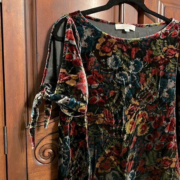 Loft velvet flowered top- size M - Picture 1 of 6